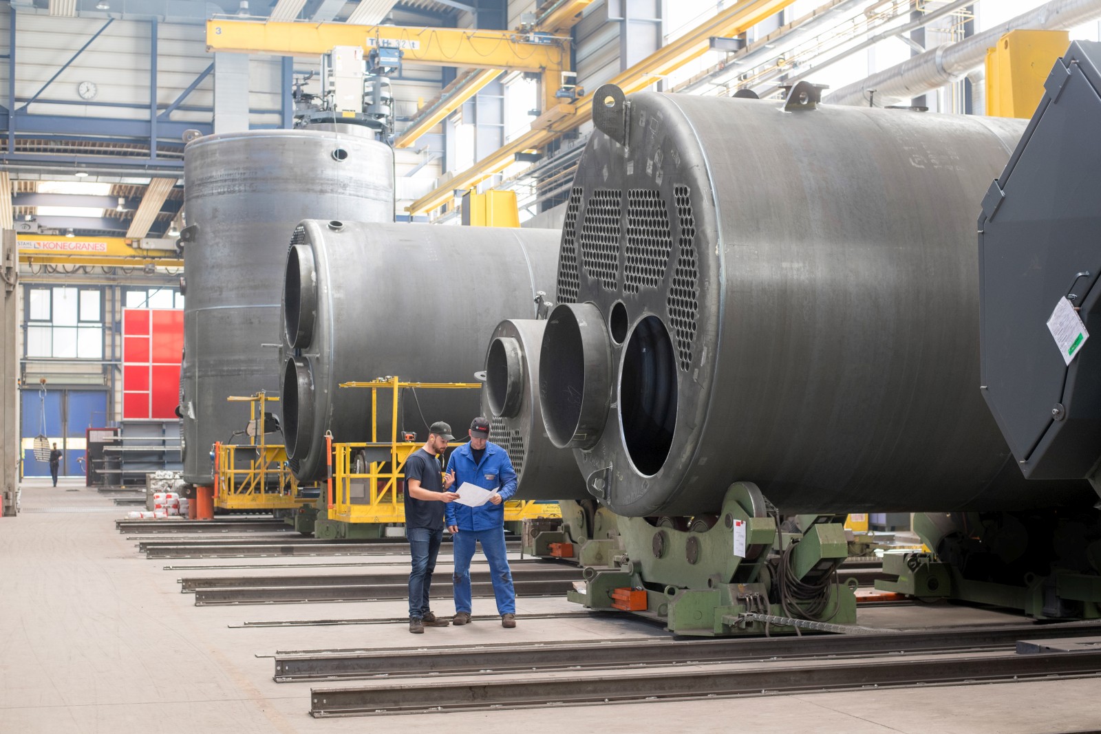 Liegende und stehende Kesselkörper in der Produktion in Gunzenhausen, Deutschland